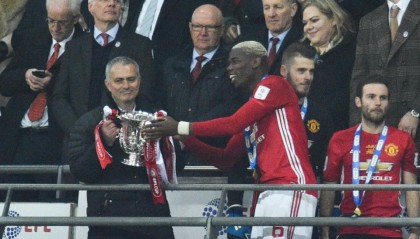 鲁尼炮轰穆帅不听其劝告，让曼联标准下降！但讨论的主题竟是服装